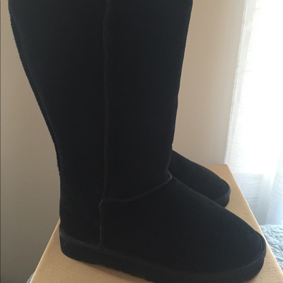 Black UGG books Size 4 (small womens, large child) - Picture 2 of 8